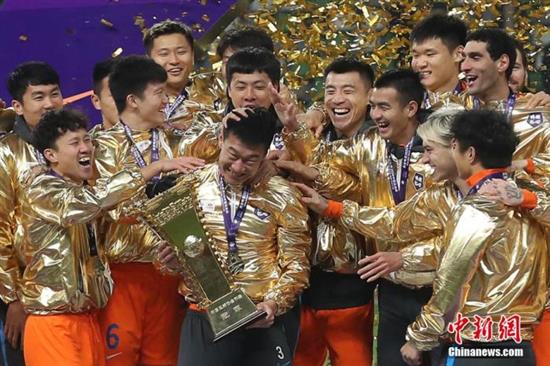 2020年12月19日，2020赛季中国足协杯决赛在江苏省苏州市举行，经过激烈角逐，山东鲁能泰山队以2比0战胜江苏苏宁易购队，夺得冠军。图为山东鲁能泰山队球员在颁奖仪式上捧杯庆祝。泱波 摄